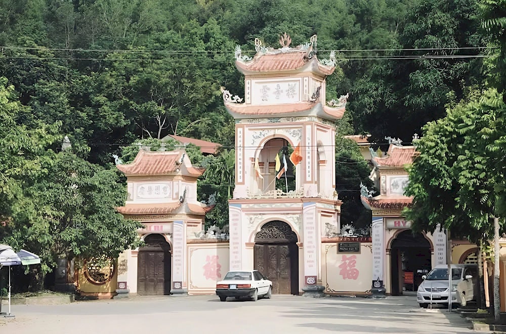 Tên Tường Vân của chùa có nghĩa là “áng mây lành”